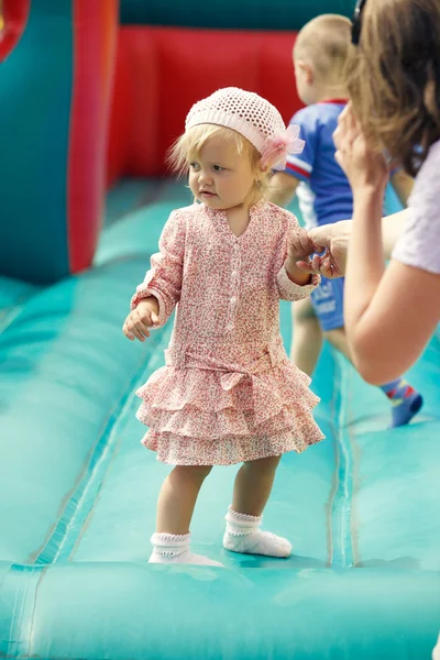 Gadis kecil di trampolin — Stok Foto