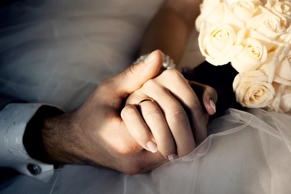 Bruiden en bruidegoms handen — Stockfoto