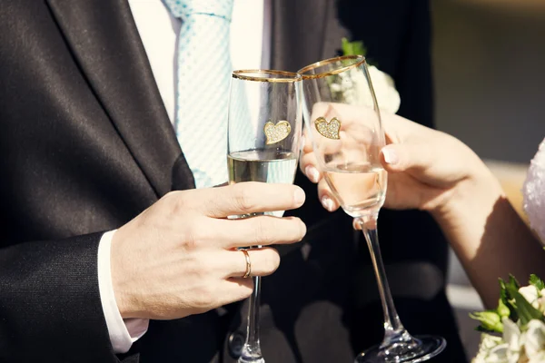 Frisch verheiratetes Paar hält Weinglas in der Hand — Stockfoto
