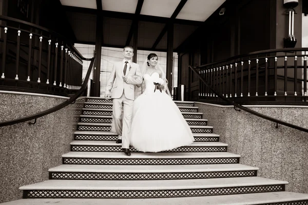 Brudgummen och bruden gå ner — Stockfoto