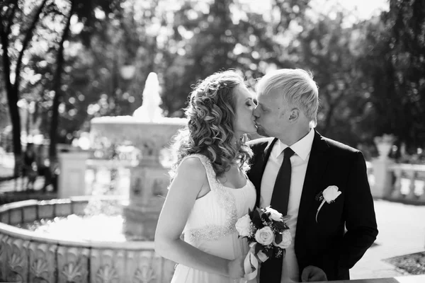 Groom and Bride dans un parc. robe de mariée. Bouquet de mariage nuptial de fleurs — Photo