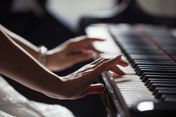 Playing piano — Stock Photo, Image