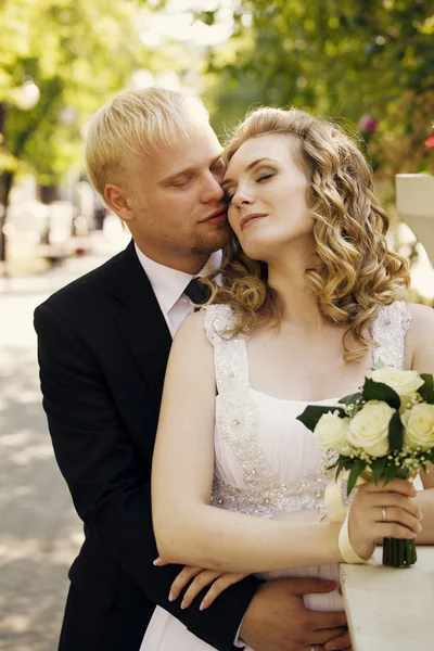 Wedding shot of bride and groom in park — Stock Photo, Image