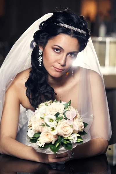 Bella sposa con bouquet — Foto Stock