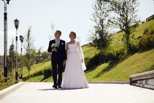 Groom and bride embracing — Stock Photo, Image