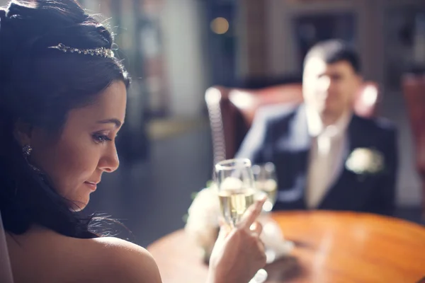 Novia y novio en el vestíbulo . — Foto de Stock