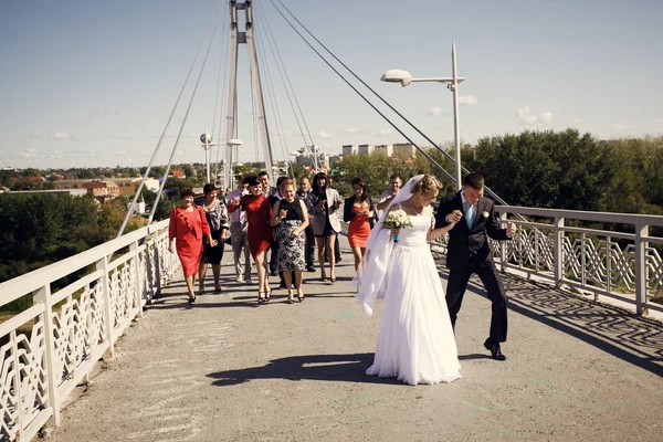 Noiva e noivo na ponte — Fotografia de Stock