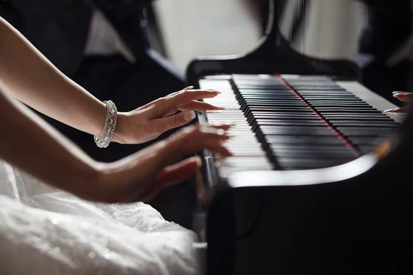 Tocando piano — Foto de Stock