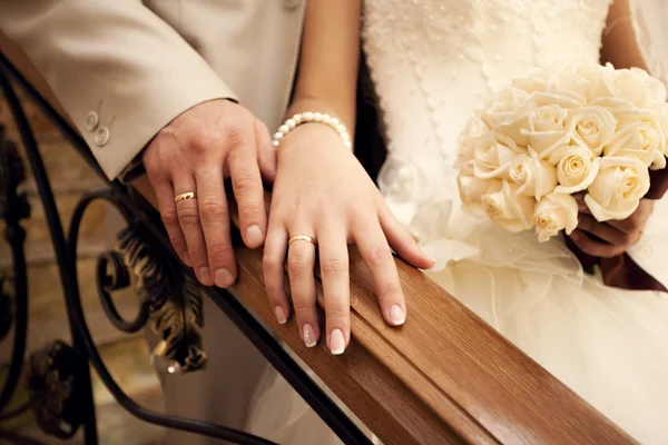 Mariées et mariés mains — Photo