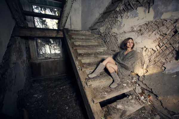 Vrouw in oud huis — Stockfoto