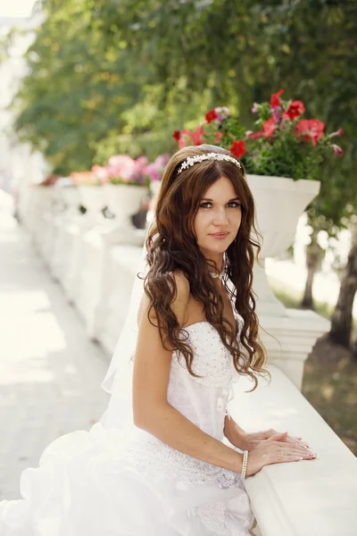 Beautiful bride in the park — Stock Photo, Image