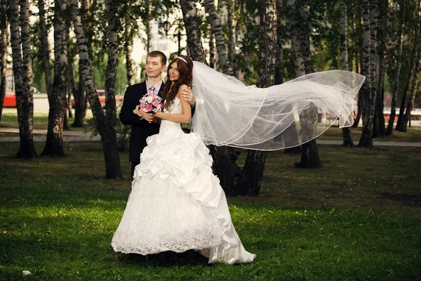 Mariée et marié dans le parc — Photo