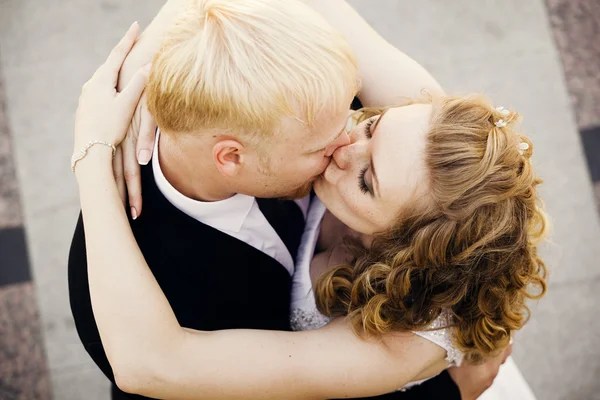 Schöne Braut und Bräutigam küssen. Ansicht von oben — Stockfoto