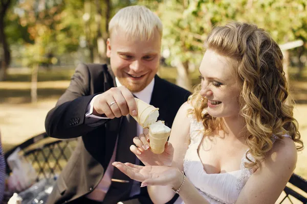 Vackra brud har roligt — Stockfoto