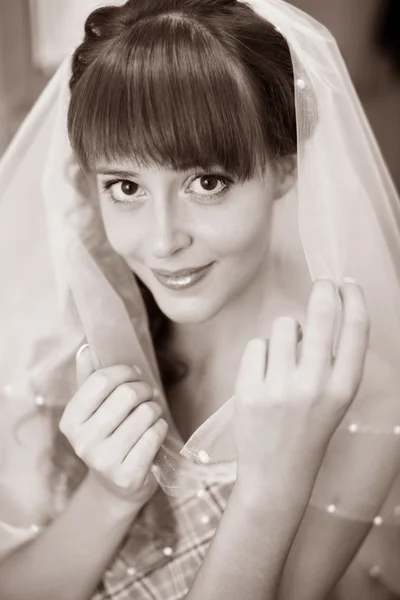 Retrato de noiva bonita. Vestido de noiva. Decoração de casamento — Fotografia de Stock