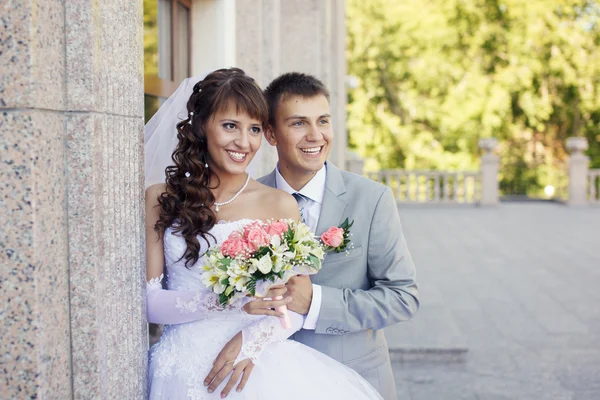 Güzel gelin ve damat onların düğün kutlama üstünde — Stok fotoğraf