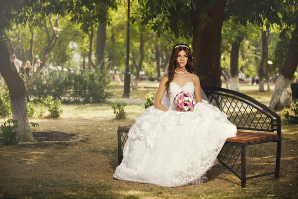 Bella sposa nel parco — Foto Stock