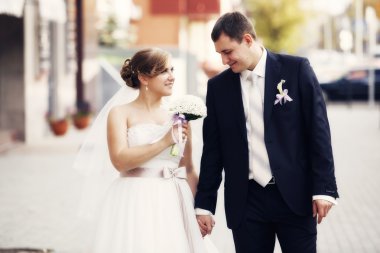 mutlu gelin ve damat birlikte yürüme