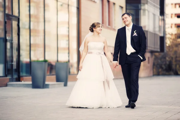 Gelukkige bruid en bruidegom lopen samen — Stockfoto