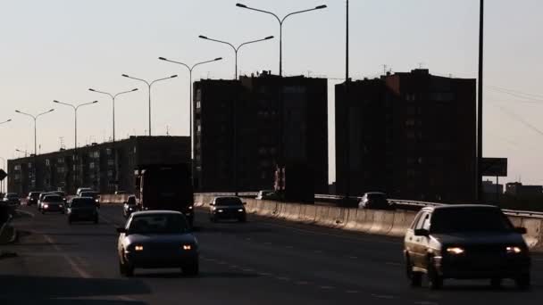 Autoverkehr in einer Stadt — Stockvideo