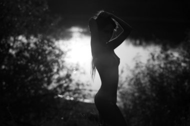 bir göl üzerinde çıplak bir kız portresi. siyah ve beyaz