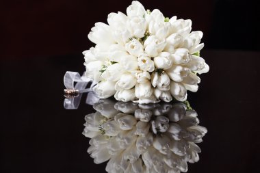 Siyah arka planda beyaz düğün buketi