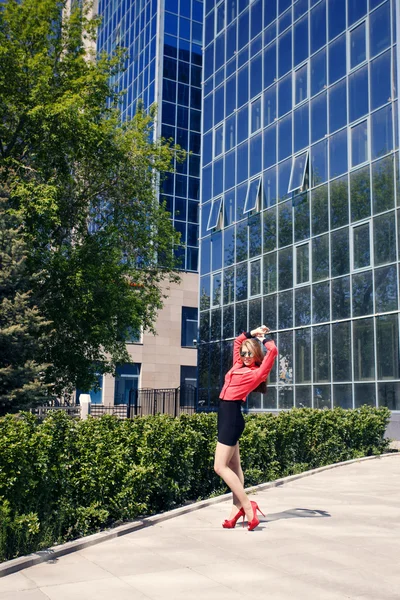 Beautiful woman near a modern building — Stock Photo, Image