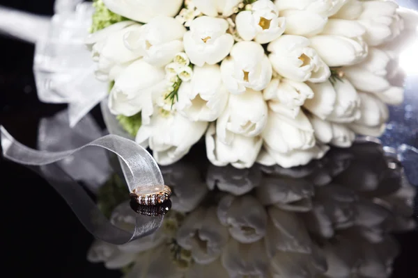 Biały bukiet ślubny na czarnym tle — Zdjęcie stockowe