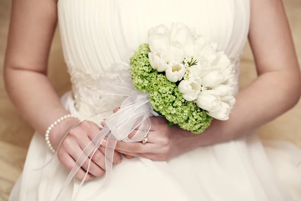 Beautiful wedding bouquet in hands of the bride — Stock Photo, Image