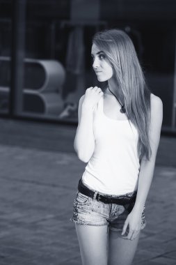bir şehirde güzel bir kız