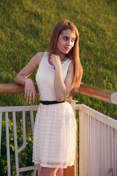 Hermosa chica en una ciudad — Foto de Stock