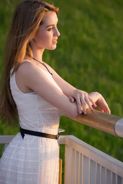 Bella ragazza in una città — Foto Stock