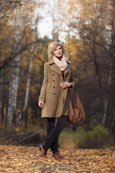 Frau im Wald — Stockfoto