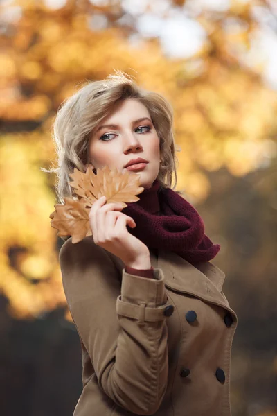 Frau im Wald — Stockfoto