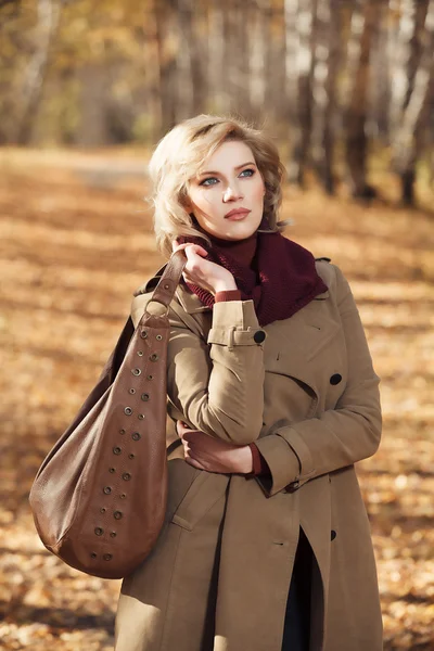 Woman in the forest — Stock Photo, Image