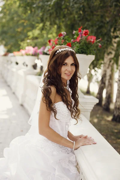 Beautiful smiling bride in the park — Stock Photo, Image