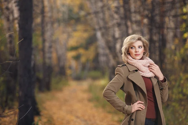 Frau im Wald — Stockfoto