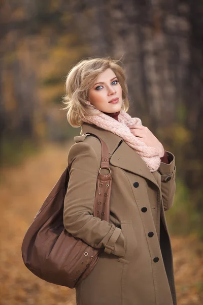 Mujer en el bosque — Foto de Stock