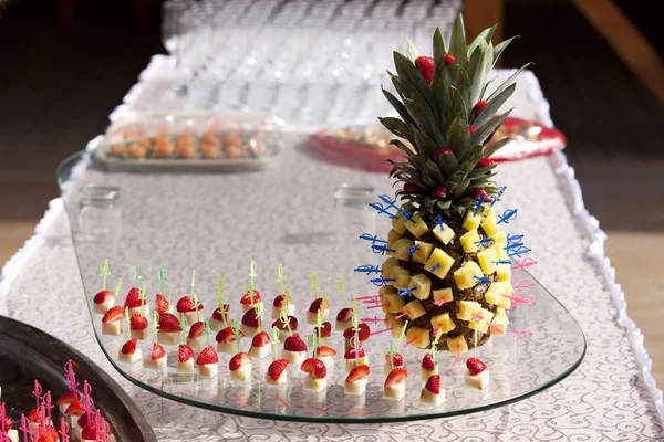 Pineapple and strawberries on skewers — Stock Photo, Image