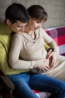 Genç bir çift bebek bekliyor.