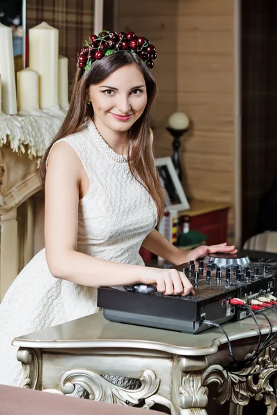 Pretty woman dj — Stock Photo, Image