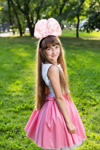 Bela menina adolescente sorridente — Fotografia de Stock