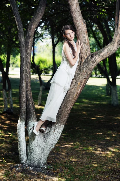 Belleza romántica chica al aire libre —  Fotos de Stock