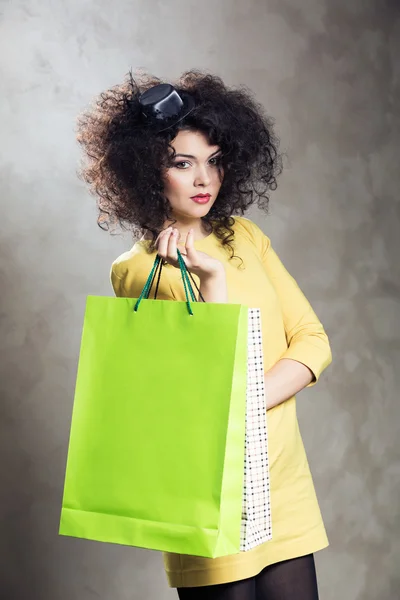 Compras mujer sosteniendo bolsas — Foto de Stock