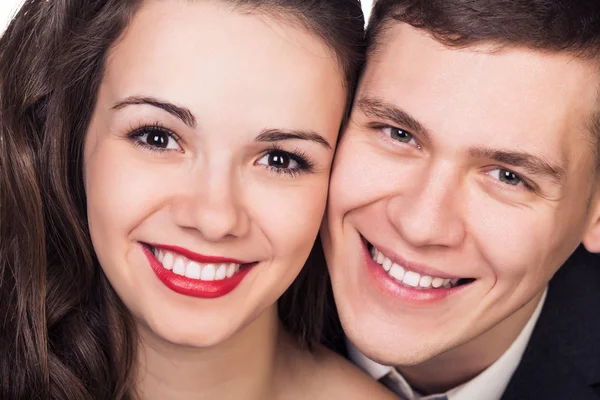 Bonito jovem feliz sorrindo casal — Fotografia de Stock