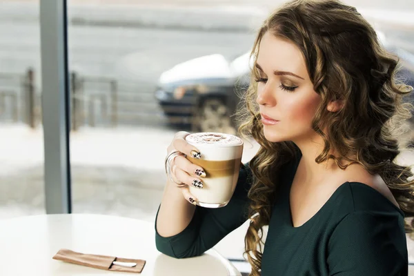 Mulher bonita em um café — Fotografia de Stock