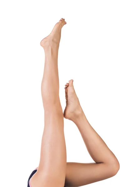 Длинные красивые женские ноги, изолированные на белом . — стоковое фото