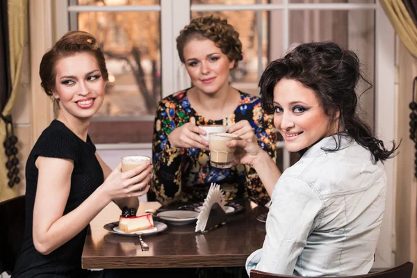 Vänner i café — Stockfoto