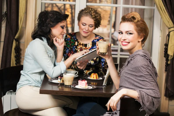 Vänner i café — Stockfoto