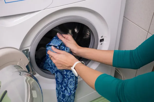 Colocar um pano na máquina de lavar roupa — Fotografia de Stock